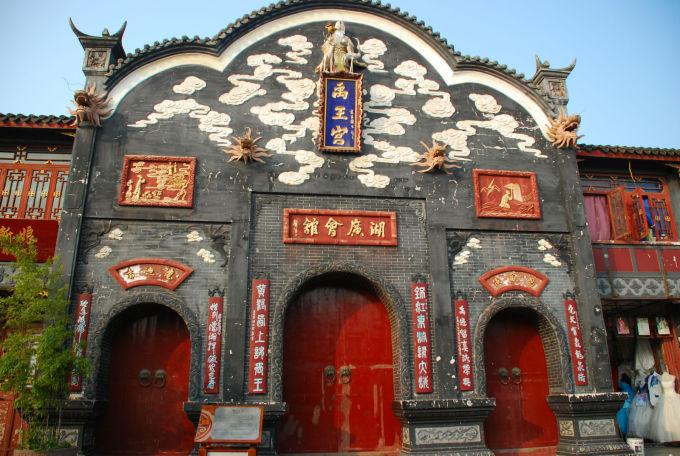 雷政富出狱，网友质疑：“赃款未退清为何能减刑？”
